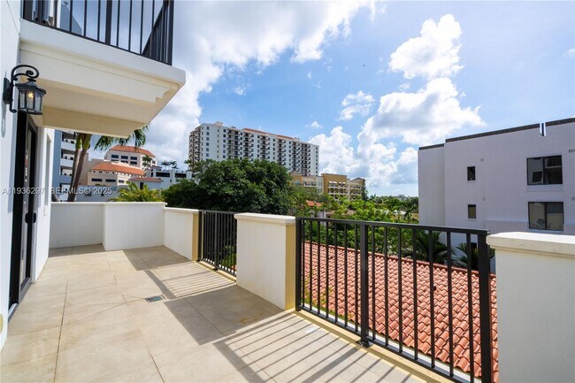 Building Photo - 1091 Galiano St