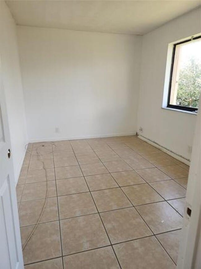 Building Photo - 390 Racquet Club Rd