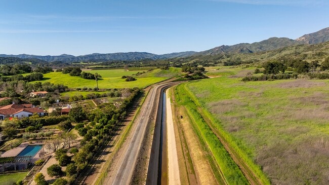 Building Photo - Outdoor Oasis