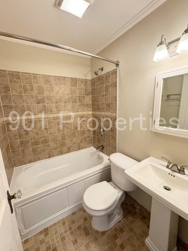 Building Photo - 81 S Larchmont Dr