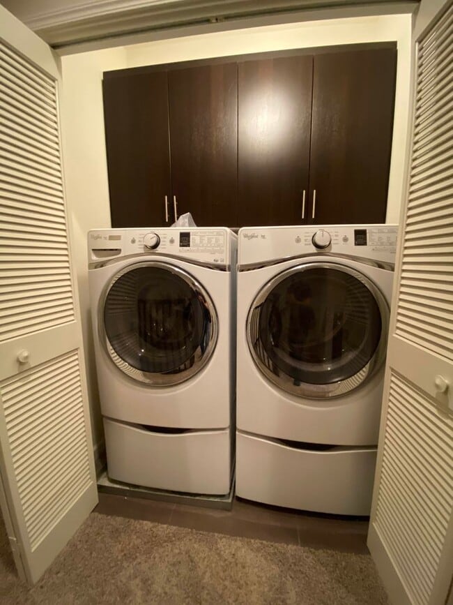 Building Photo - 4Br4Ba Former Model Townhouse Top of the L...
