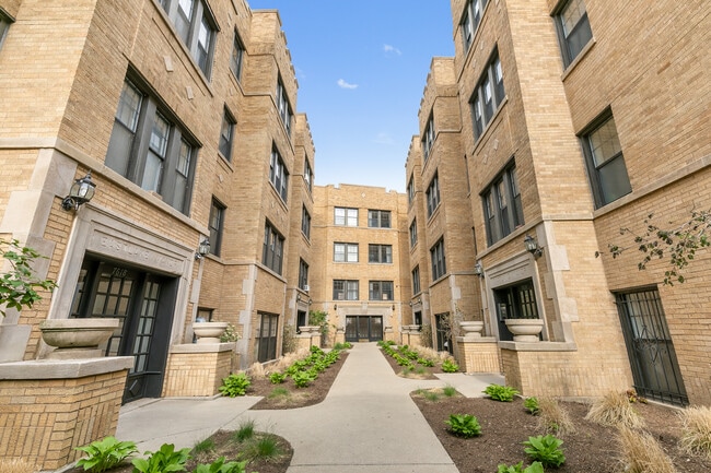 Primary Photo - 7622 N Eastlake Ter