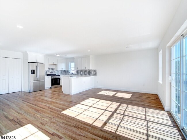 Building Photo - 429 Niles St