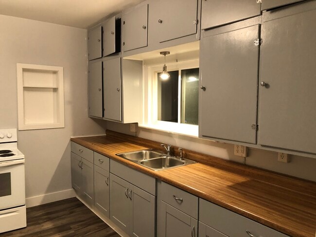 Building Photo - 118 Center St