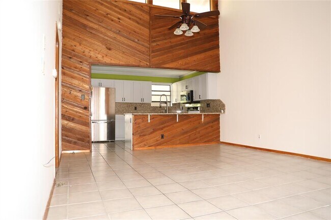 Building Photo - 8619 Putnam Dr