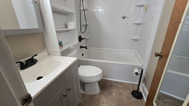 Building Photo - 650 E Raynor Dr