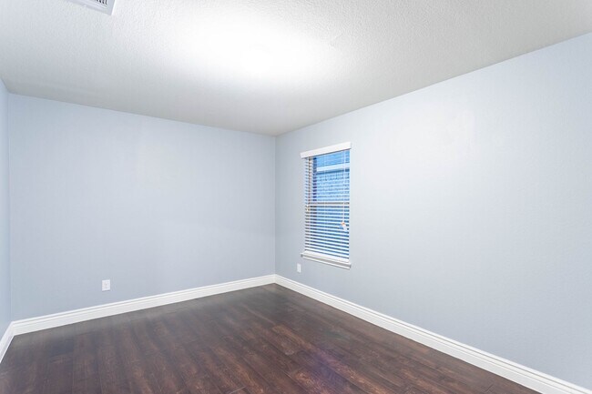 Building Photo - Located in the Trails at Riverstone community, this inviting 5-bedroom, 2-bathroom home offers a ...