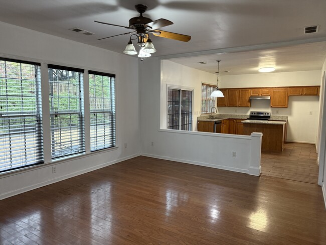 Building Photo - 425 Friars Head Dr NE