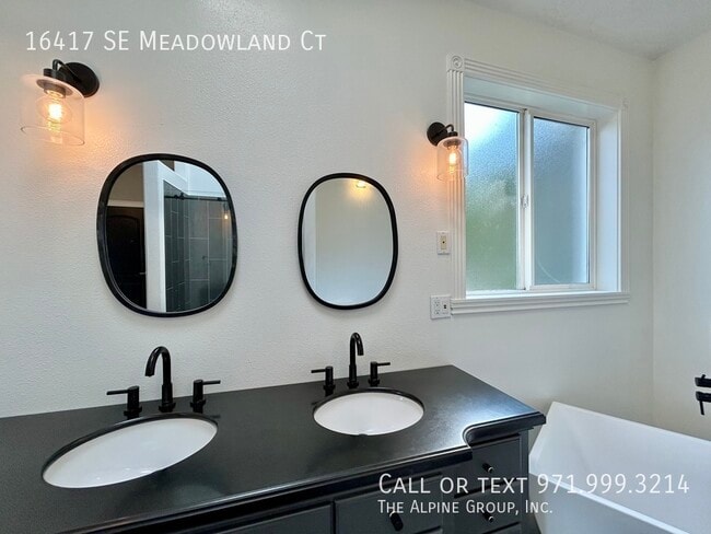 Building Photo - 16417 SE Meadowland Ct