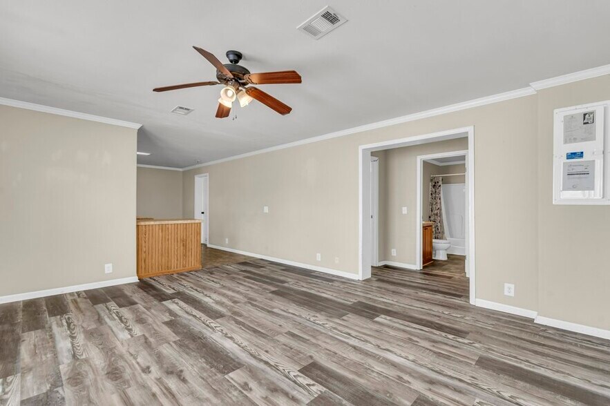 Building Photo - 79 Crest Oak Dr