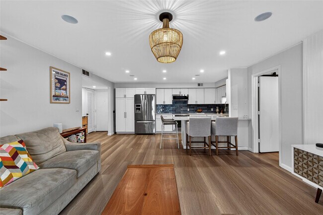 Building Photo - 700 SE 2nd Ave