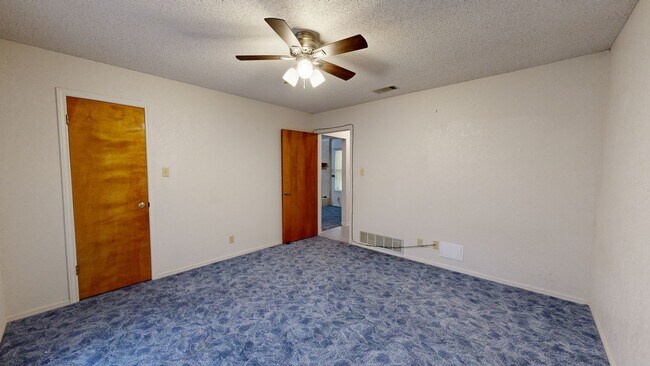 Building Photo - 2 WEEKS FREE + $1,595 for a 3 Bedroom vintage charmer in Harker Heights!