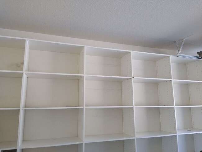 Building Photo - Beautiful and Spacious 3 Bedroom 2 Bath To...