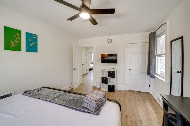 Building Photo - 2633 Broadway Ave