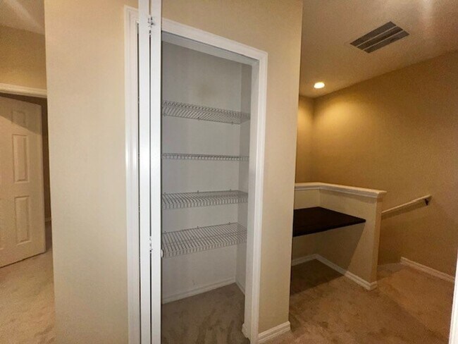 Building Photo - MOVE IN MAY-OVIEDO RENTAL!BEAUTIFUL 3 bd 2.5 bath townhome! 2 CAR ATTACHED GARAGE!FRESH PAINT!