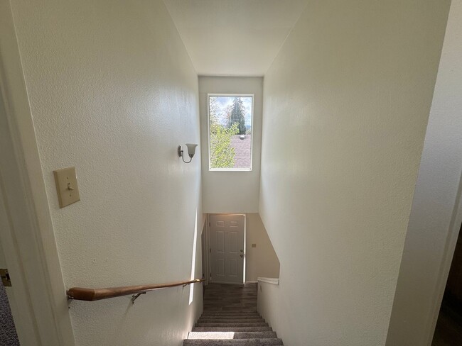 Building Photo - 3 Bedroom 2 Bathroom Duplex Walking Distan...