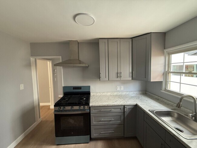 Building Photo - 10712 Vena Ave