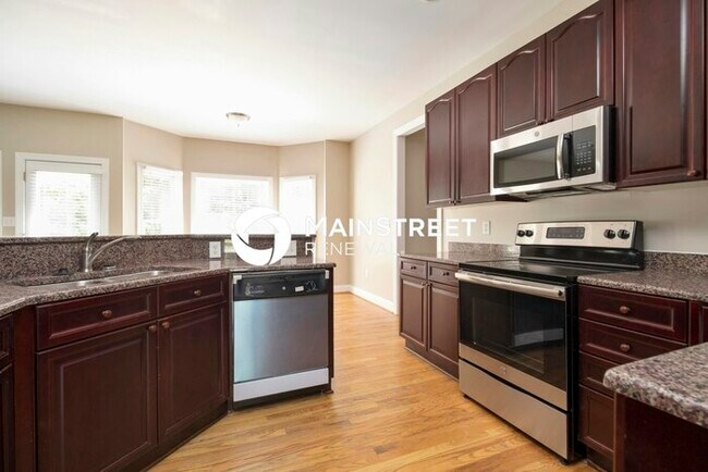 Building Photo - 5 Bedroom Pet-Friendly Home in Charlotte, NC with Main Street Renewal