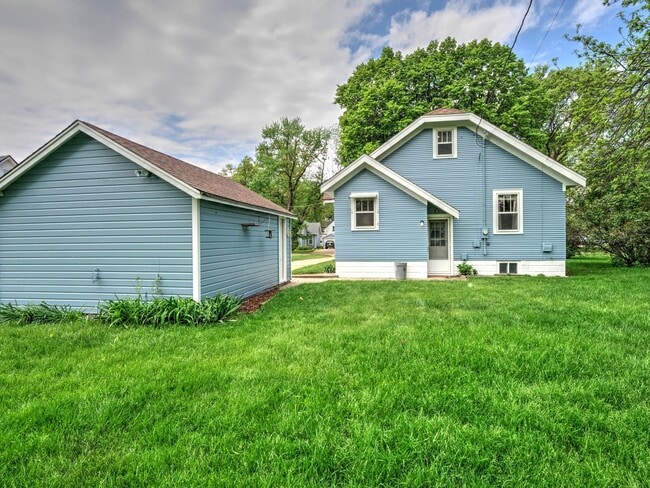 Building Photo - 3 Bedroom / 1 Bath Home with Washer/Dryer ...