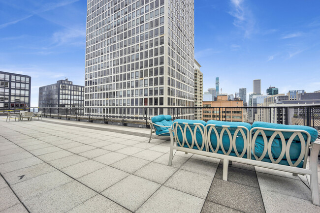 Building Photo - 253 E Delaware Pl