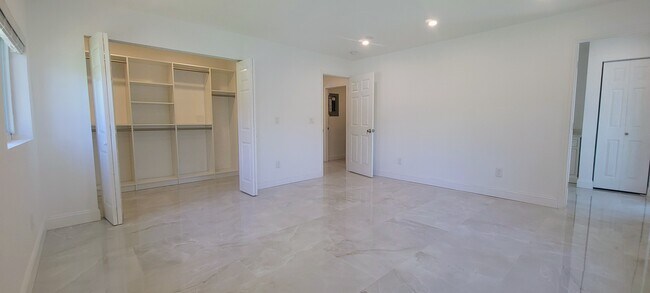 Building Photo - 1400 SE 8th Ave