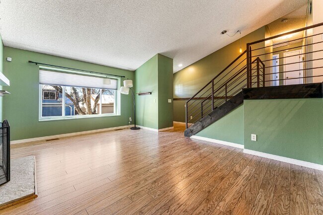Building Photo - Beautiful 3 Bed, 2 Bath Home in Aurora with Backyard and Deck!