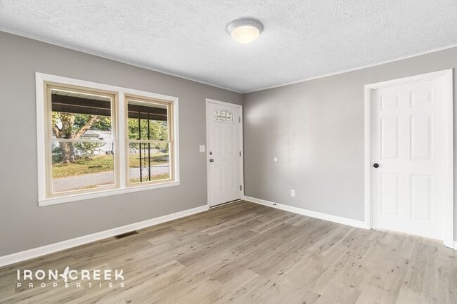 Building Photo - 16 Pelzer St