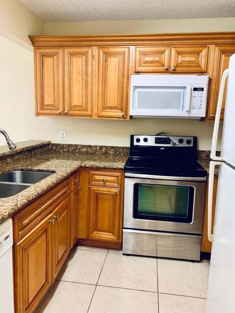 Building Photo - 1566 Lake Crystal Dr