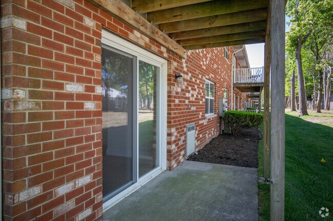 1 BR, 1 BA - 830 SF - Woodhull Gardens - Patio - Woodhull Gardens