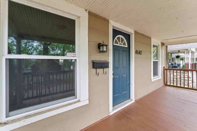 Building Photo - Charming 2-Bedroom Home!