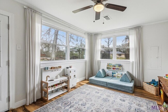 Building Photo - 9152 Woodbine St