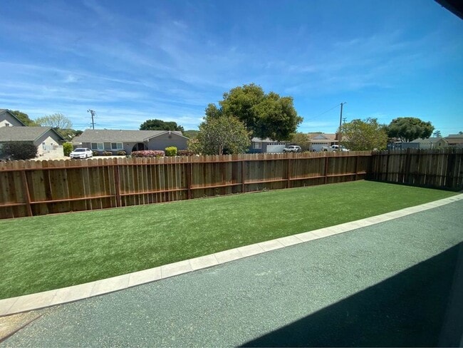 Building Photo - 6BR / 3BA Two-Story Home Near Vandenberg SFB + Washer/Dryer & Fenced Yard