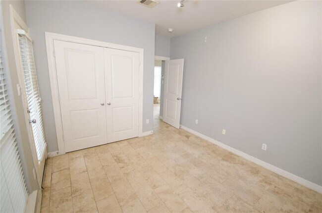 Building Photo - 3802 Center Plaza Dr