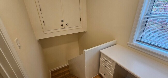 Building Photo - Spacious 2-bedroom townhouse on beautifully landscaped grounds.