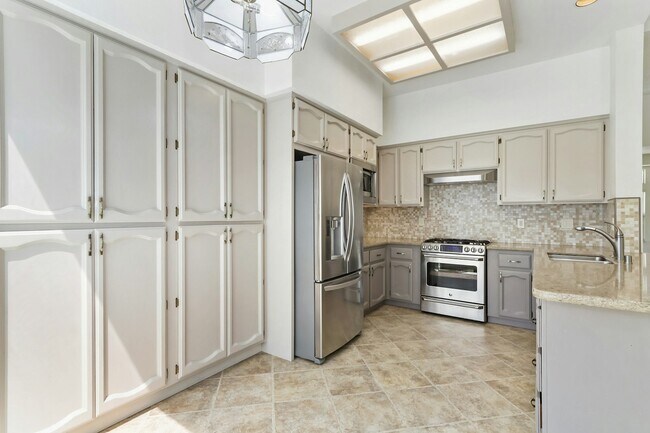 Building Photo - 2932 Prado Ln