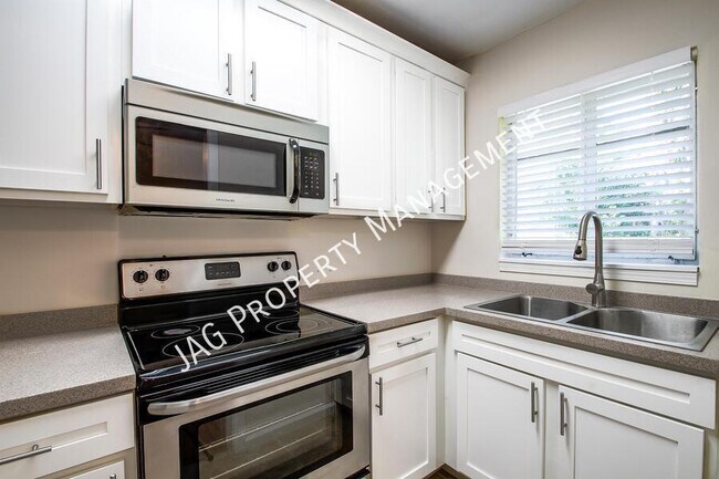 Building Photo - 2761 St Johns Ave