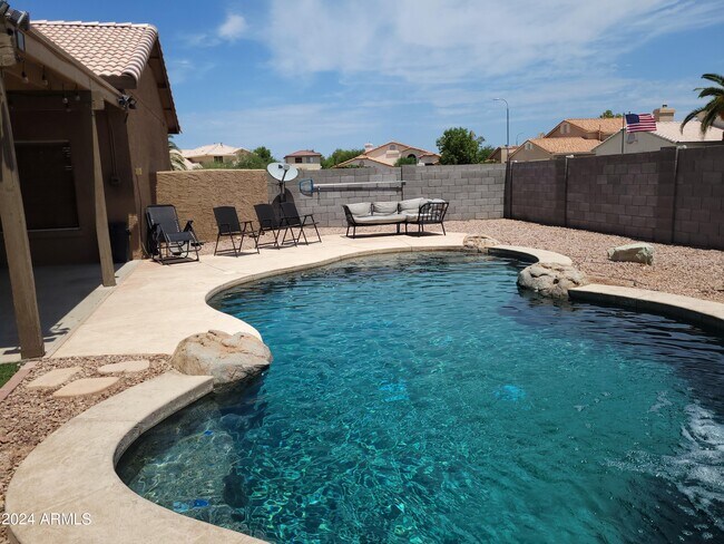 Building Photo - 8729 W Columbine Dr