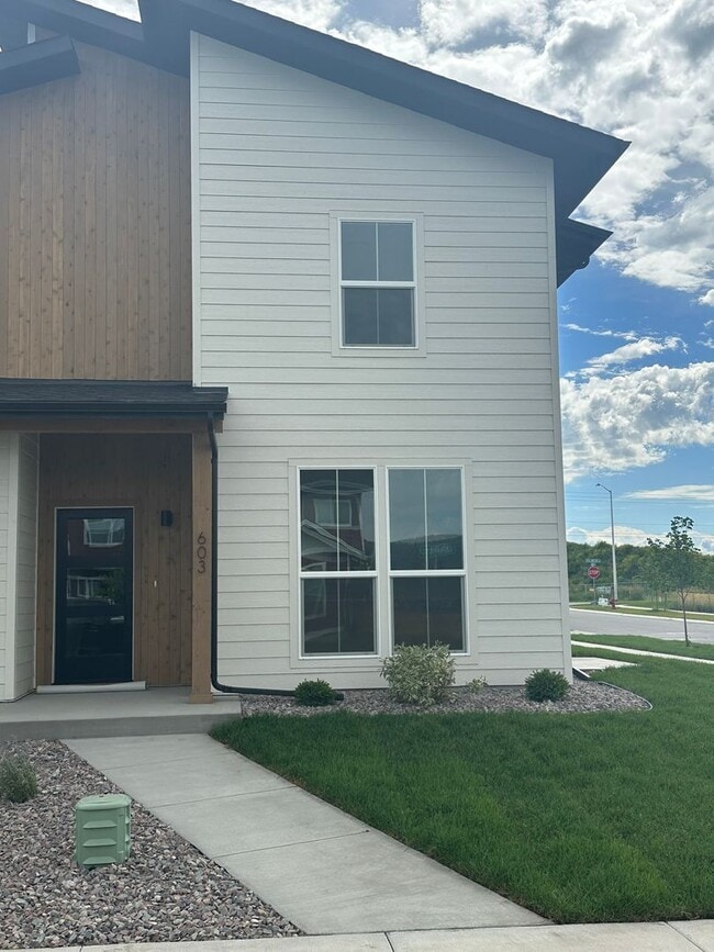 Building Photo - New 3 bed 3 bath w/garage for Rent - Kalispell Townhouse