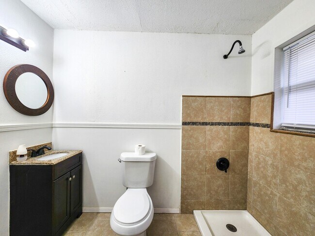 Building Photo - 1307 Dwinnell St