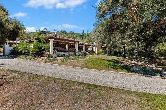 Building Photo - 525 Las Palmas Dr