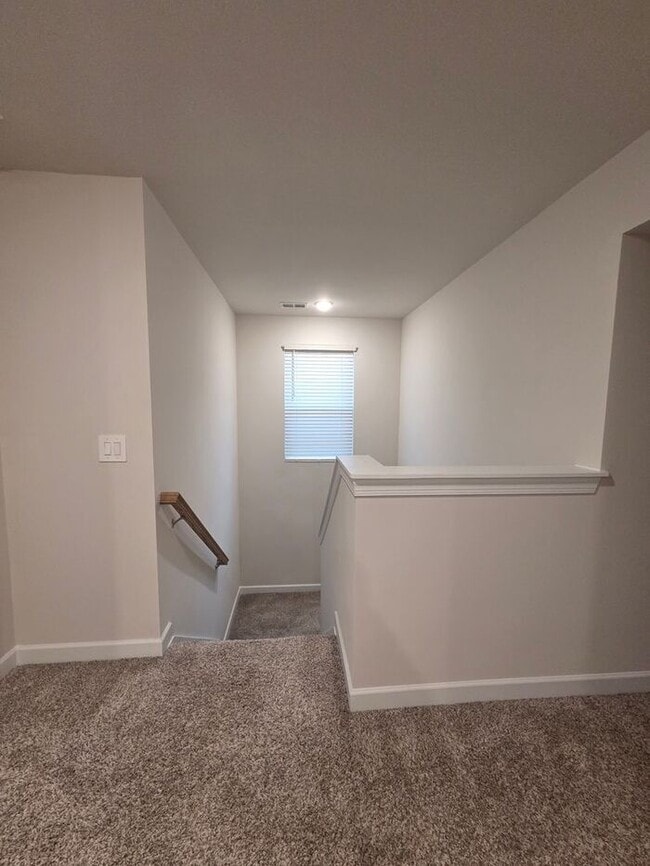 Building Photo - Beautiful and spacious! Ready for move in!