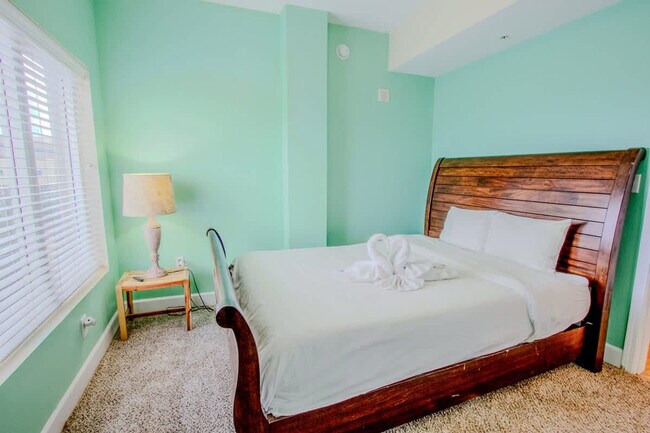 Building Photo - 16819 Front Beach Rd