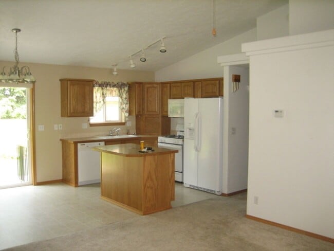 Building Photo - Broadmoore Estates!