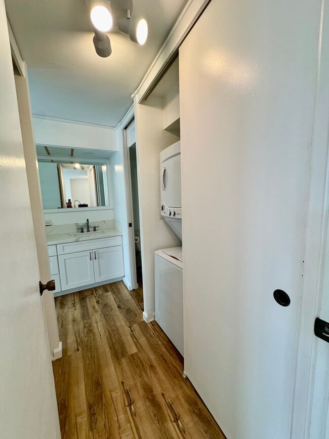 Building Photo - 1/1/2, Ground Floor Unit,  located at Mott-Smith in Makiki, Great Location!