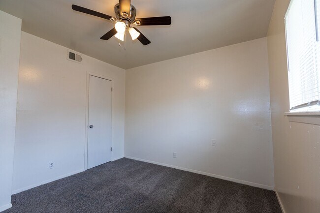 Building Photo - 1304 N Irvington Ave