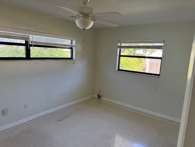 Building Photo - 515 E Miller St