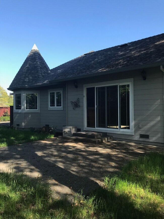 Building Photo - ** Move in Special! $500 off 1st Month's Rent!!** Single level 3 bedroom 2 bathroom Rincon Valley...