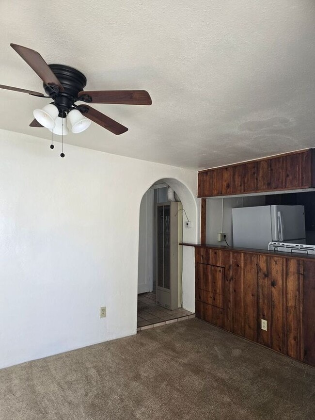 Building Photo - One Bedroom Central!
