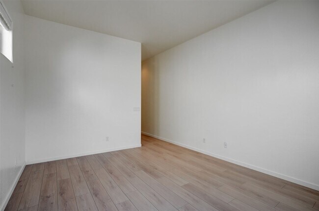 Building Photo - 3 Bedroom, 2 Bathroom Townhome in Granvill...