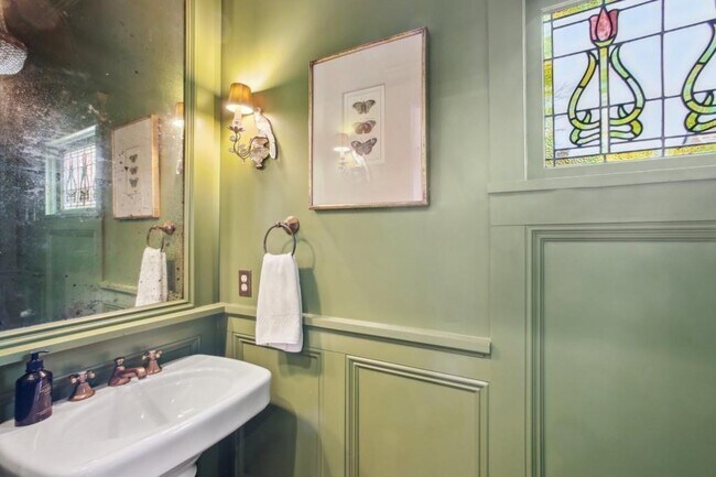 Building Photo - 788 Lake Ave NE